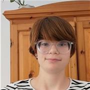 Estudiante adolescente de bachillerato internacional que ofrece clases de refuerzo en las materias básicas de primaria y la ESO